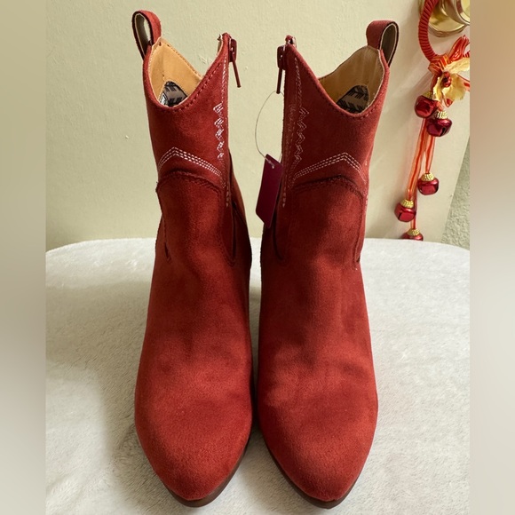 Code West red faux-suede Western ankle boots. Size 6.5 - Picture 4 of 16